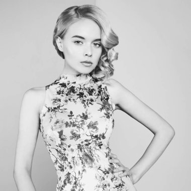 Klasik m ile güzel sarışın kadının Moda stüdyosu portre