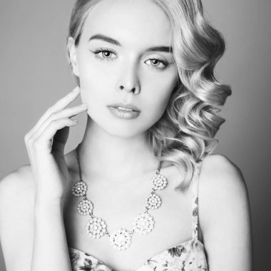 Klasik m ile güzel sarışın kadının Moda stüdyosu portre