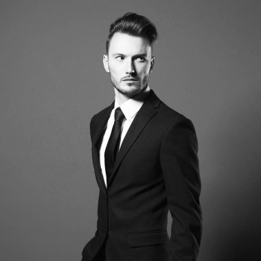 Zarif takım elbiseli yakışıklı şık adam