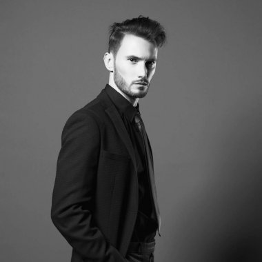 Zarif takım elbiseli yakışıklı şık adam