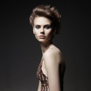 Sanat makyaj ve şık saç kesimi ile zarif bayan