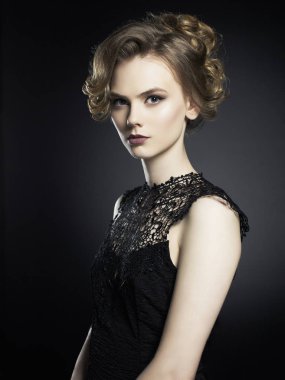 Siyah arka plan üzerinde güzel genç bayan