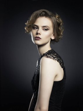 Siyah arka plan üzerinde güzel genç bayan