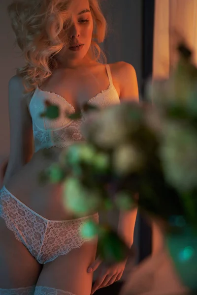 Rubia sensual en la ventana — Foto de Stock