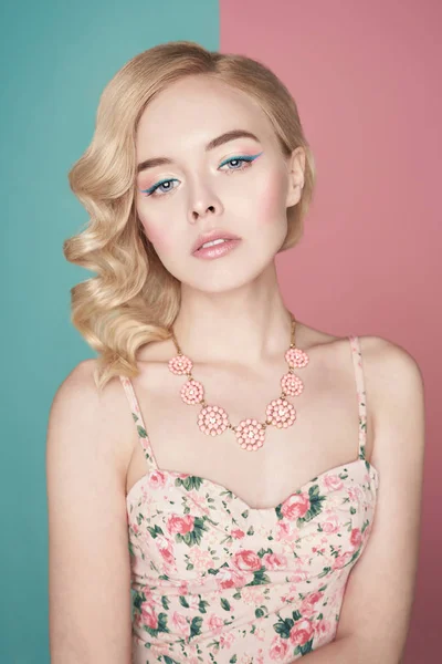 Блондинка з кольоровим макіяжем на барвистому фоні — стокове фото