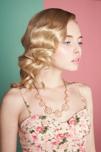 Blond kvinna med färg makup på färgglada bakgrund — Stockfoto