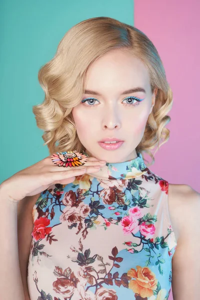 Mujer rubia con maquillaje de color sobre fondo colorido — Foto de Stock