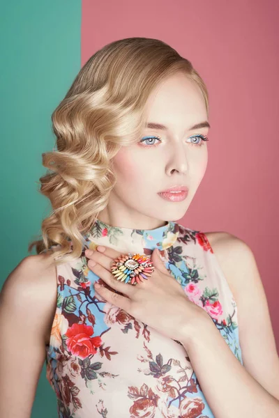 Femme blonde avec maquillage de couleur sur fond coloré — Photo