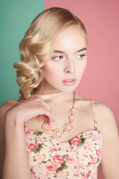 Blond kobieta z kolorem makup na kolorowym tle — Zdjęcie stockowe
