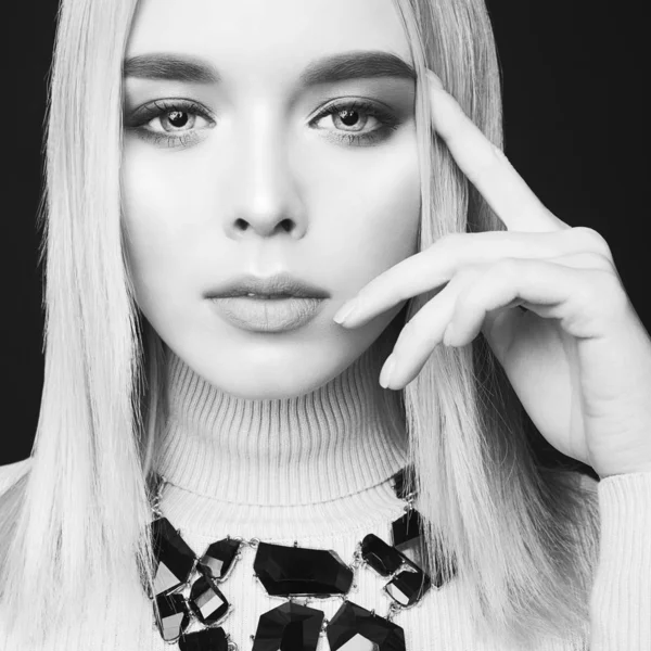 Mooie jonge blonde met klassieke make-up en moderne sieraden — Stockfoto