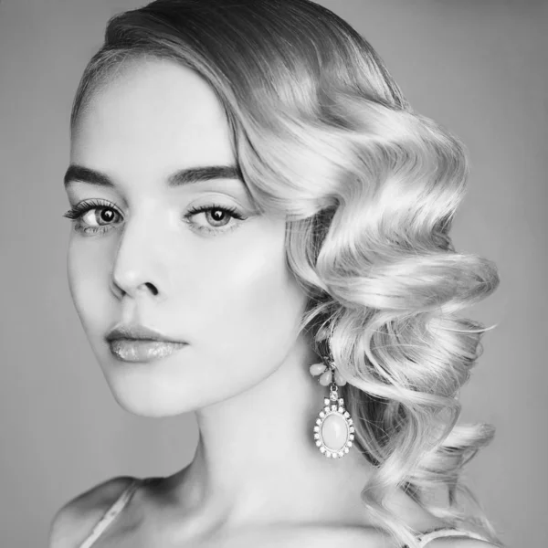 Fashion Studio porträtt av vacker blond kvinna med klassiska m — Stockfoto