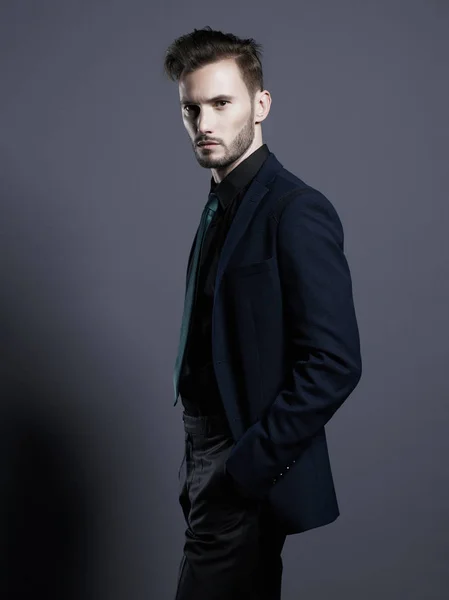 Schöner stilvoller Mann im eleganten Anzug — Stockfoto