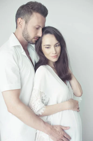Hamile karısına sarılan yakışıklı adam — Stok fotoğraf