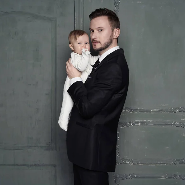 Jeune père avec un beau petit bébé dans les bras . — Photo