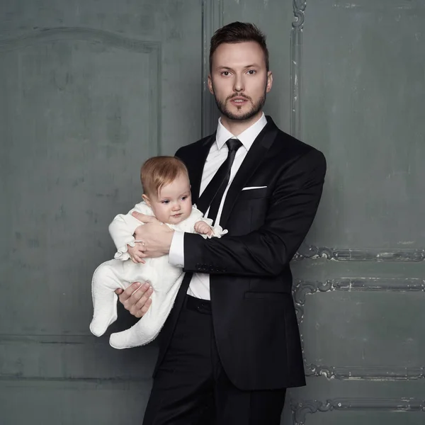 Jeune père avec un beau petit bébé dans les bras . — Photo