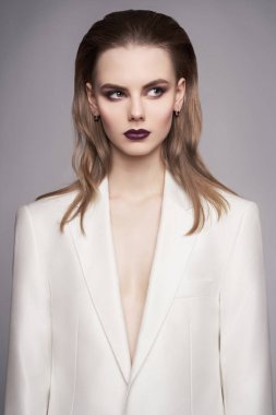 Beyaz ceketli zarif kadın