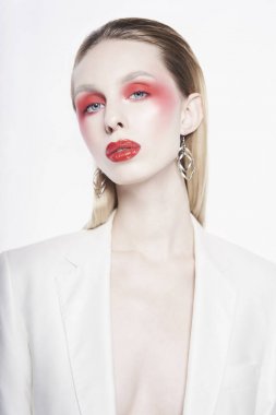 Beyaz ceket parlak makyaj ile seksi bayan