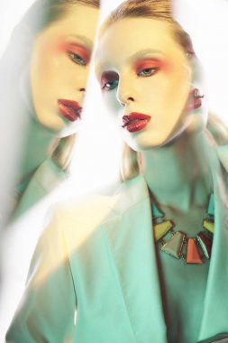 Renkli neacklace ve beyaz ceket seksi bayan