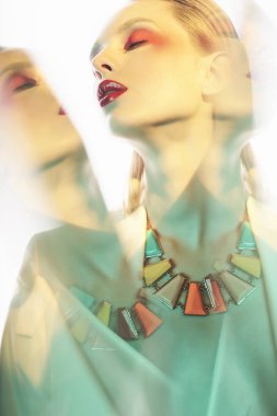 Renkli neacklace ve beyaz ceket seksi bayan