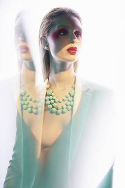 Renkli neacklace ve beyaz ceket seksi bayan