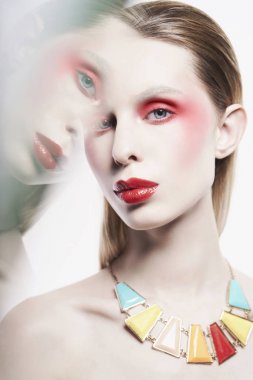 Renkli neacklace ve sanatsal makyaj seksi çıplak bayan