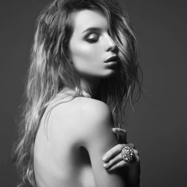 Retro saç modeli ile genç güzel sarışın