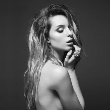 Retro saç modeli ile genç güzel sarışın