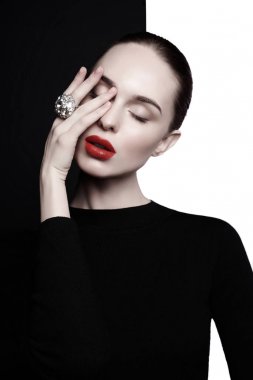 stüdyoda büyük halka poz ile güzel genç kadın