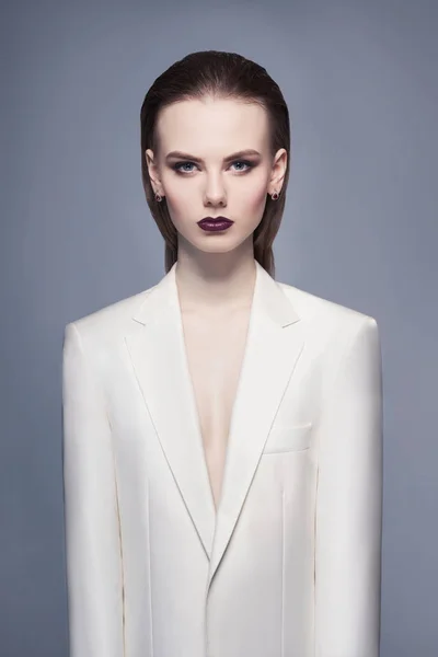 Mujer elegante en chaqueta blanca — Foto de Stock