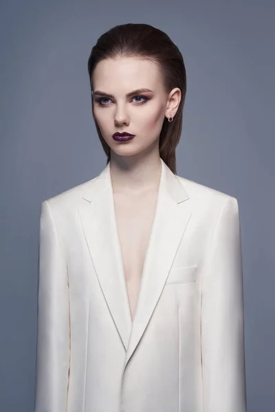 Mujer elegante en chaqueta blanca — Foto de Stock