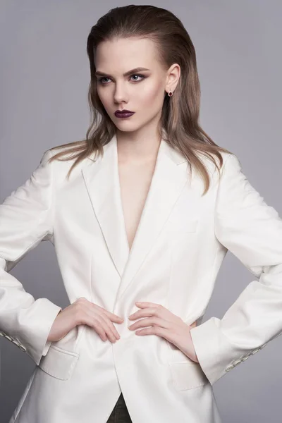 Mujer elegante en chaqueta blanca — Foto de Stock
