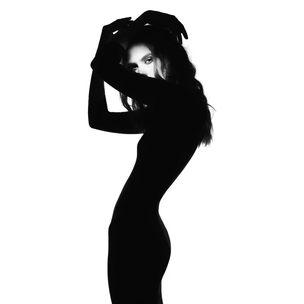 Retrato de moda en blanco y negro de hermosa dama — Foto de Stock
