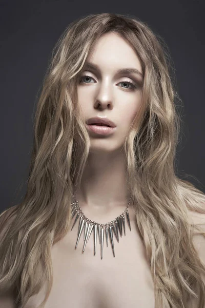 Молодая красивая блондинка с серебряным ожерельем — стоковое фото