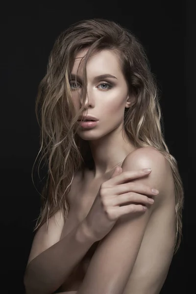 Молода красива блондинка з сексуальним тілом — стокове фото