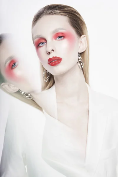 Sexy dame met heldere make-up in witte jas — Stockfoto