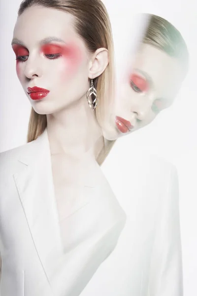 Sexig dam med ljus makeup i vit jacka — Stockfoto