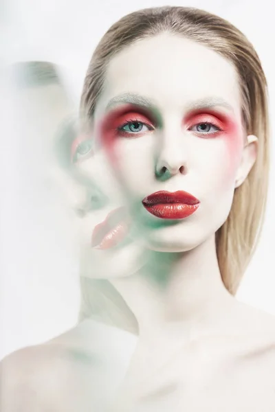 Sexy naakt dame met kleurrijke lippenstift en artistieke make-up — Stockfoto
