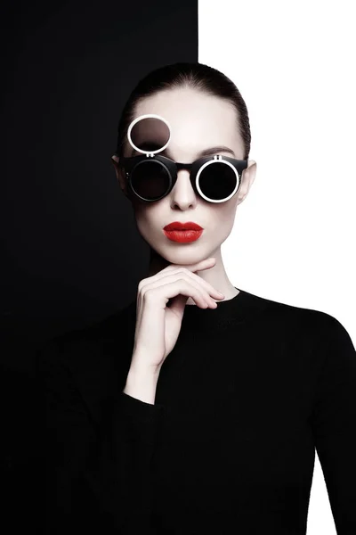 Bella giovane donna con occhiali da sole neri — Foto Stock