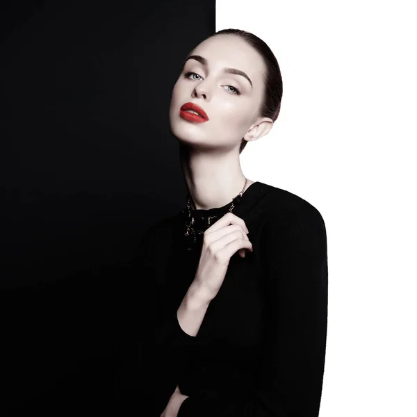 Hermosa joven con bijouterie negro posar en el estudio —  Fotos de Stock