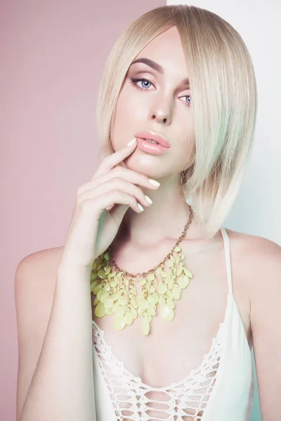 Mooie sexy blonde met professionele klassieke make-up — Stockfoto