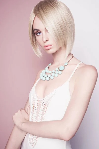 Vacker sexig blondin med professionell klassisk make-up — Stockfoto