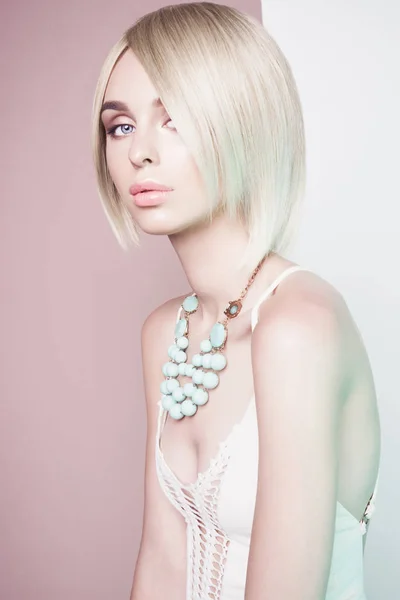 Piękna seksowna blondynka z profesjonalnym klasycznym makijażu — Zdjęcie stockowe
