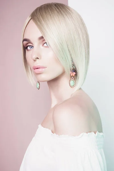 Krásná sexy blondýna s profesionálním klasickými make-up — Stock fotografie