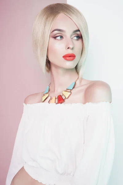 Belle blonde sexy avec maquillage classique professionnel — Photo