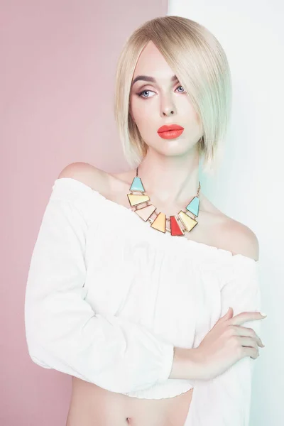 Vacker sexig blondin med professionell klassisk make-up — Stockfoto