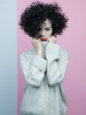 Oversize pullover güzel Asya kadın Moda portre