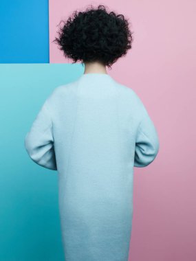 Gök mavisi ceketli güzel Asyalı kadının moda portresi 