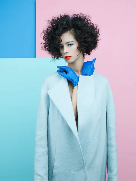 Retrato de moda de bela mulher asiática no céu azul casaco — Fotografia de Stock