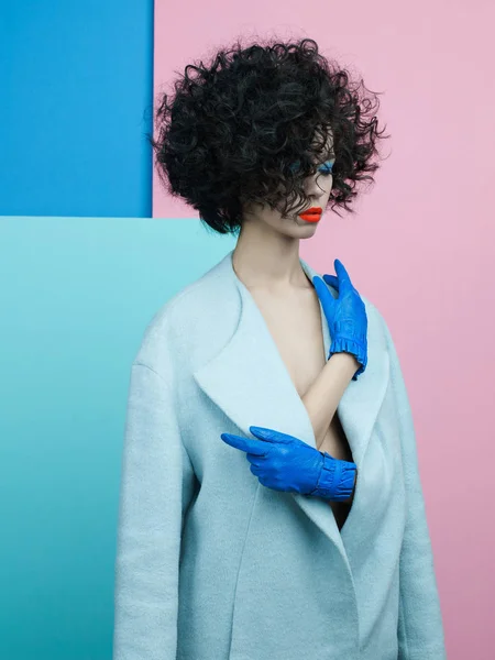 Retrato de moda de hermosa mujer asiática en abrigo azul cielo —  Fotos de Stock