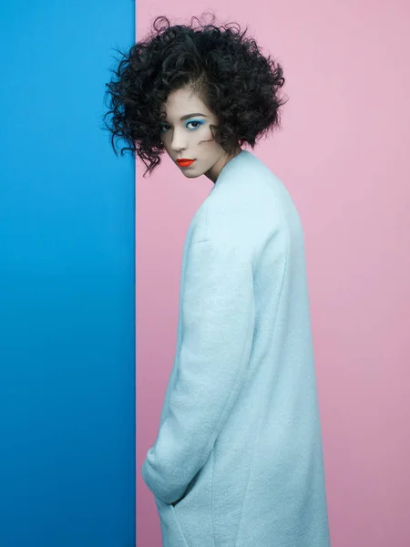 Retrato de moda de bela mulher asiática no céu azul casaco — Fotografia de Stock